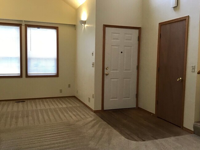 Photo - 3012 NE Glacier Way