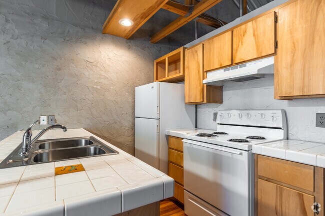 1BR, 1BA - 575SF - Kitchen