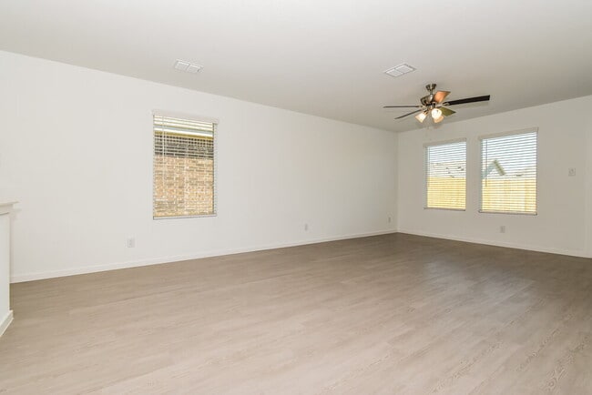 Photo - 1718 Crossbill St