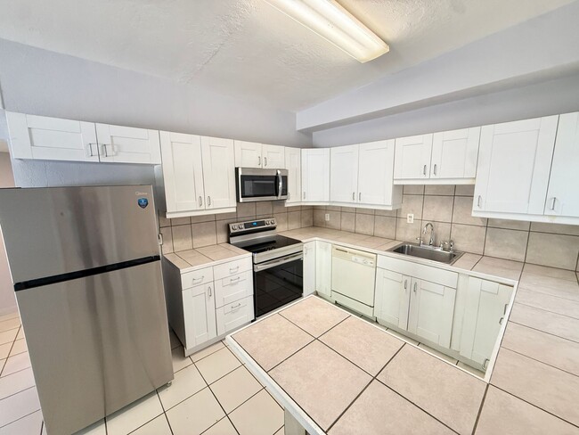 Photo - Sensational 2 bed 1 bath in the heart of Wilton Manors! 2 parking spots with laundry!