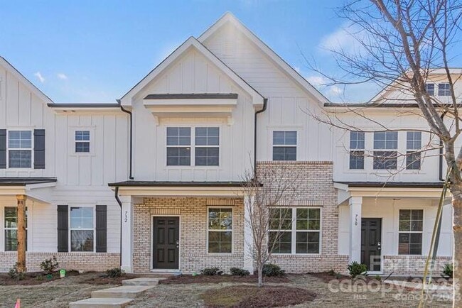 Building Photo - A cozy house with 3 beds and 2.5 bath in H...