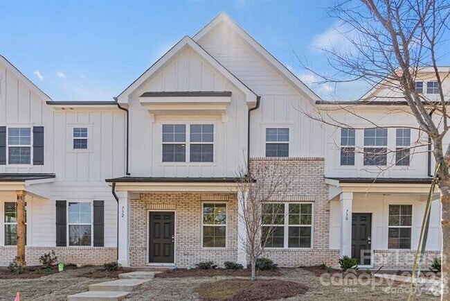 Building Photo - A cozy house with 3 beds and 2.5 bath in H...