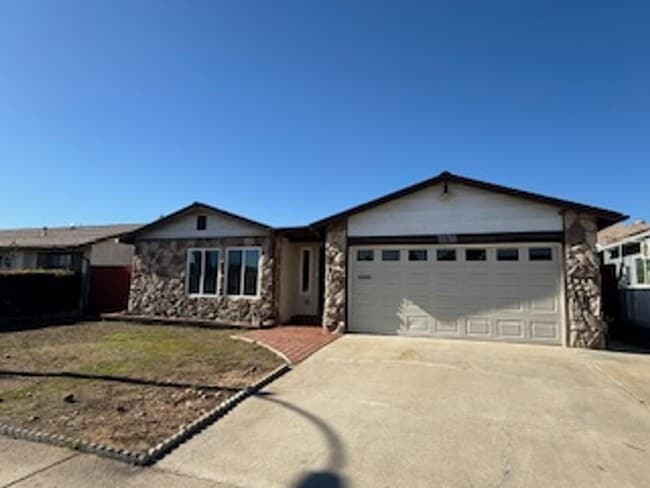 Building Photo - Great 4 bedroom family home centrally located