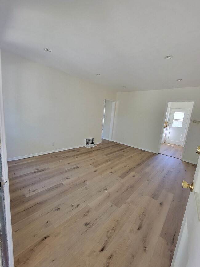13626 Leadwell St Unit 626 1-2