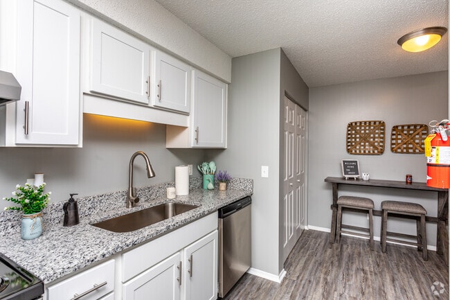 2BR, 2BA - 905 SF - The Avery at Auburn