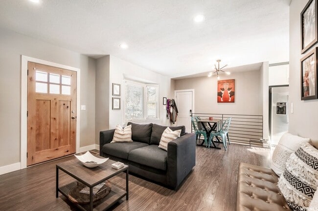 Photo - 916 Crandall Ave S