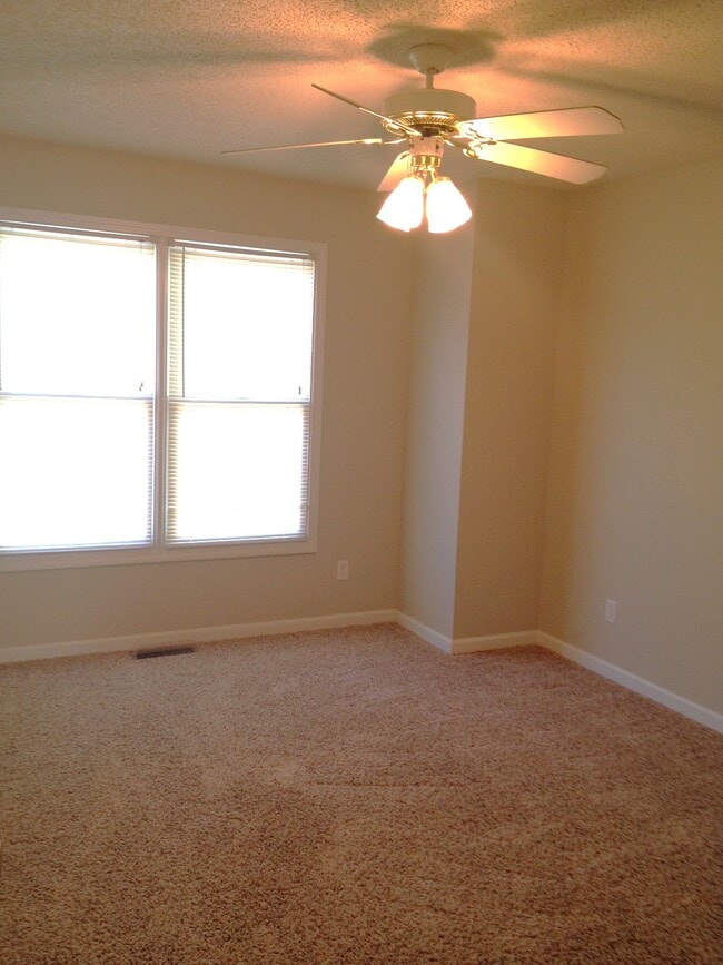 Photo - 823 Calvert Dr