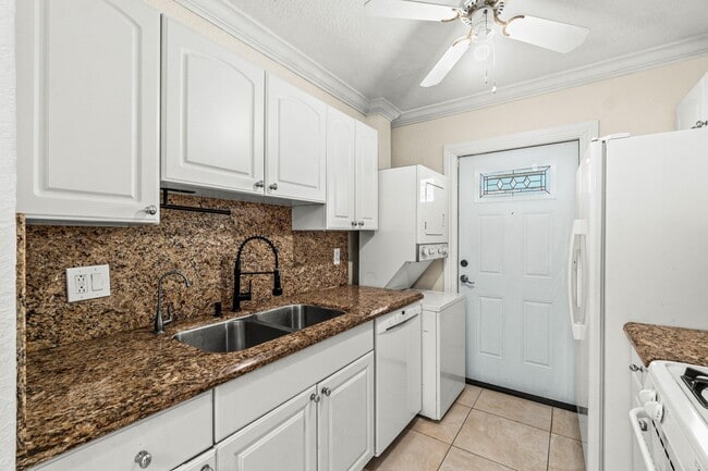 Photo - 200 SW 7th St Unidad 3