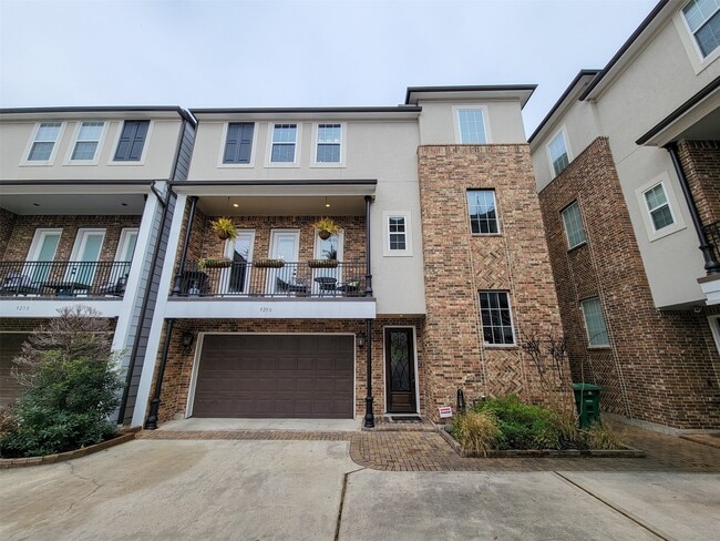 Photo - 925 W 19th St