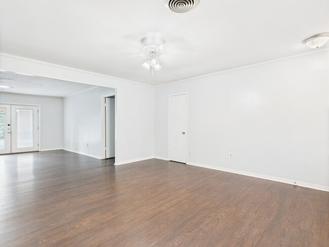 Photo - 1402 Village Dr