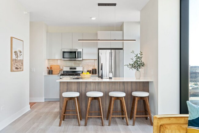 Building Photo - 1063 W Van Buren St