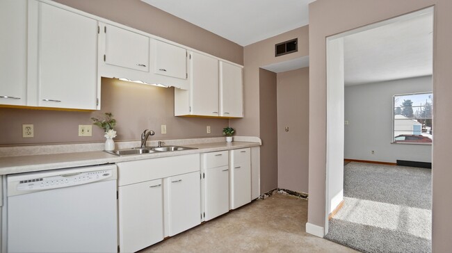 Photo - 2415 Carew St