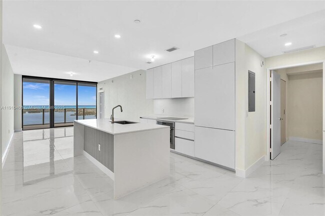 Photo - 700 NE 24th St Unidad 5404