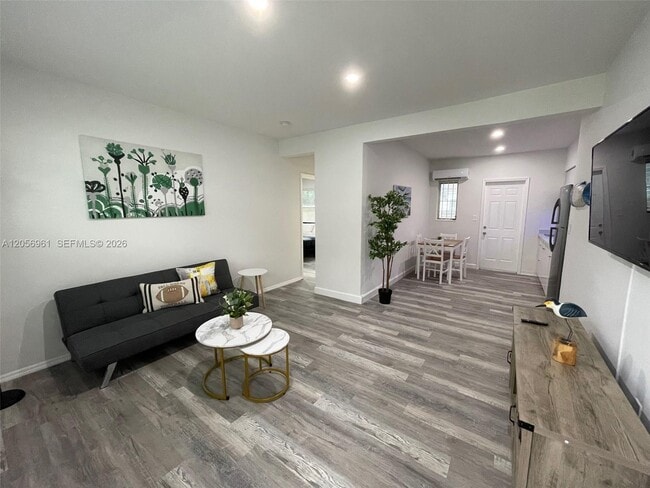 Building Photo - 1117 SW 37th Ave Unit 3