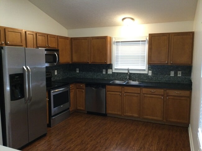 Photo - 2083 Shetland St