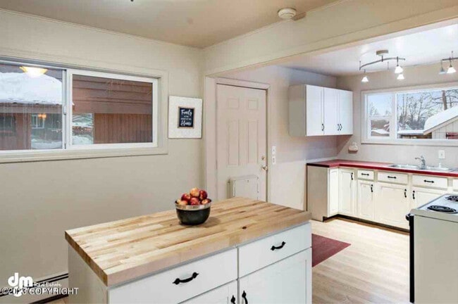 Photo - 2807 Turnagain St