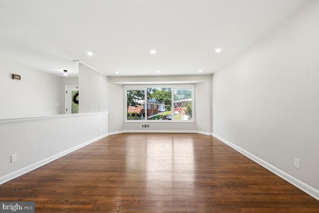 Photo - 1446 Roxanna Rd NW