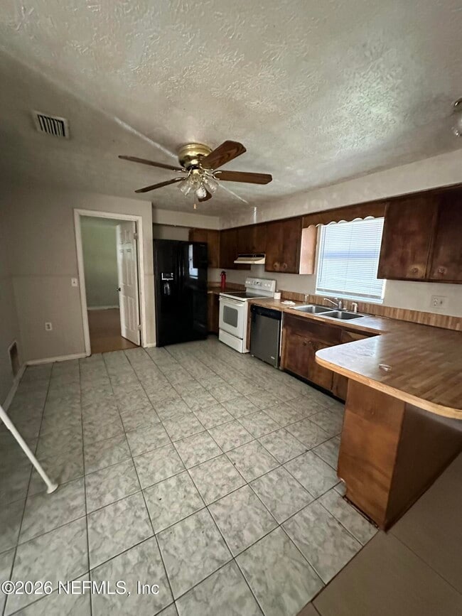 Photo - 577 Clermont Ave S