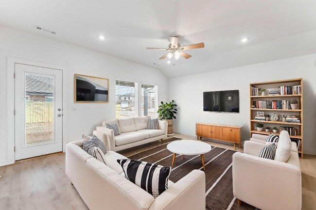 Photo - 114 S Maroon Ave