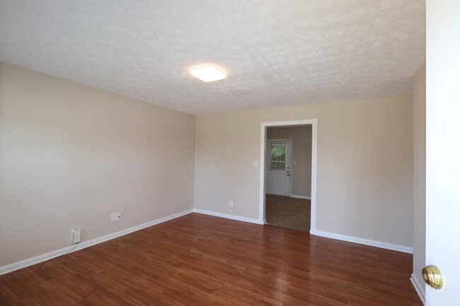 Photo - 212 Foxwood Dr