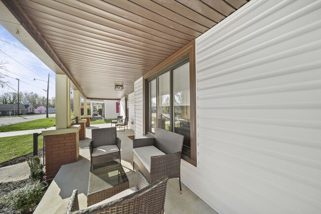 Photo - 305 W 12th St