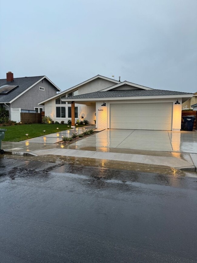Building Photo - Remodeled South Huntington Beach Home