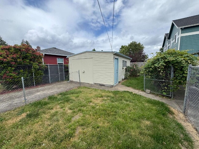 Building Photo - Studio Cottage / 1/2 off 3rd Month's Rent Unit B