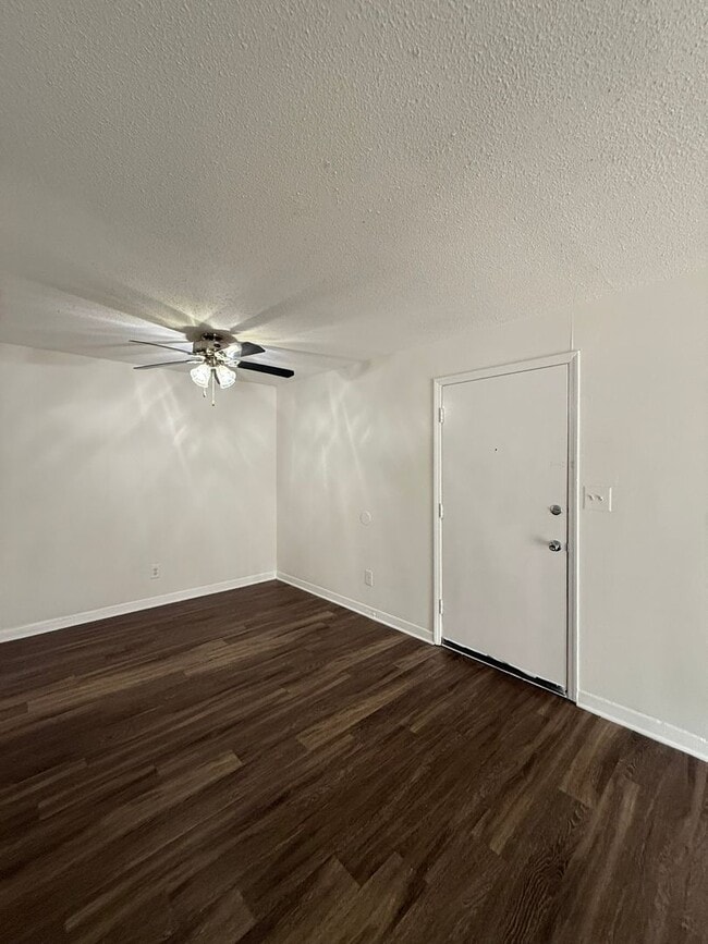 Building Photo - Spacious 2 Bedroom Apartment | Available Now! Unit J1