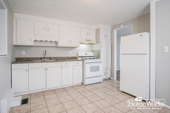 Photo - Well-maintained two-bedroom, one-bath home with a practical layout, & cozy living areas.