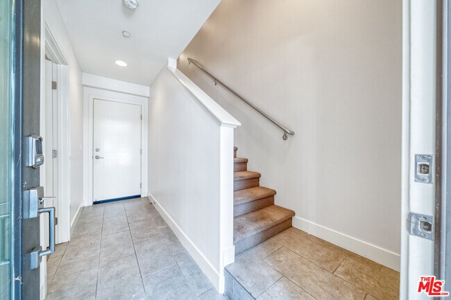 Photo - 654 N Gramercy Pl