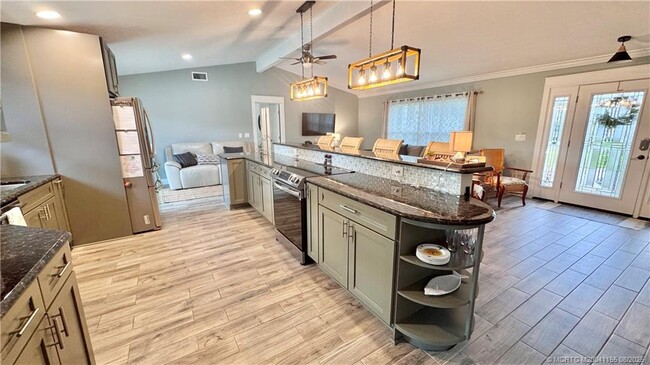 Photo - 323 SW Ridge Ln