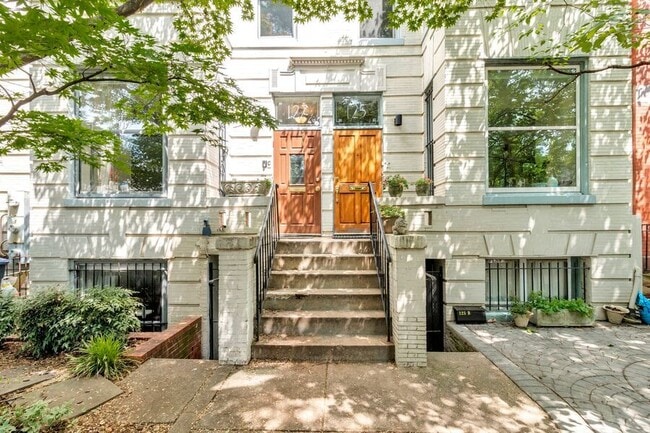 Building Photo - 127 11th St NE Unit C Rental