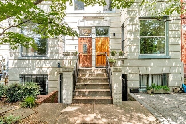 Building Photo - 127 11th St NE Unit C Rental