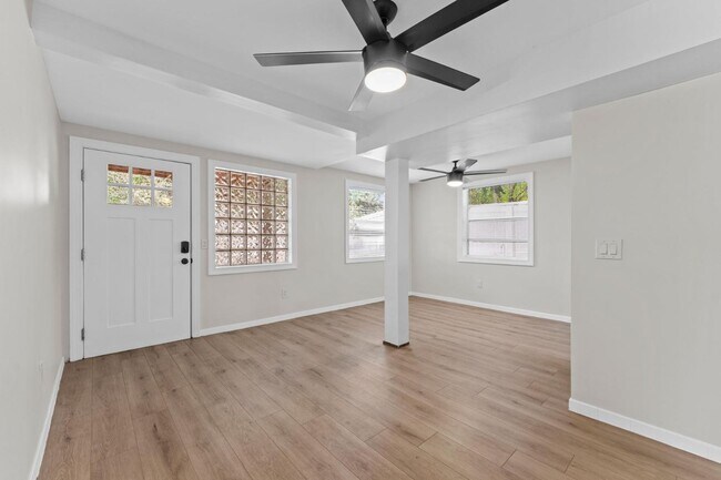 Photo - 3505 Iris St N