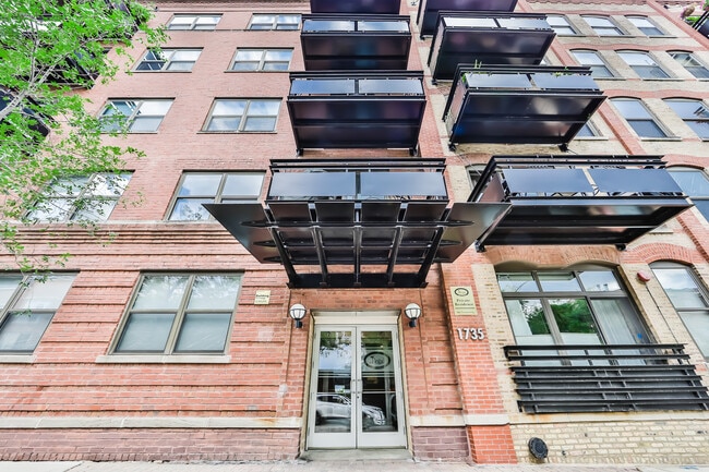 Building Photo - 1735 W Diversey Pkwy Unit 615 Rental