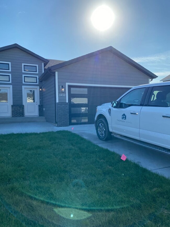Photo - Beautiful 4 bed 2 bath Townhome for rent!