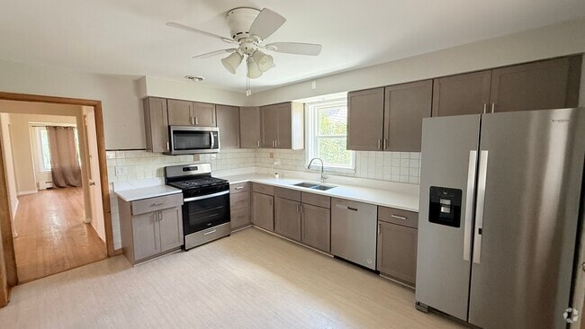 Building Photo - 3030 N Oleander Ave Rental