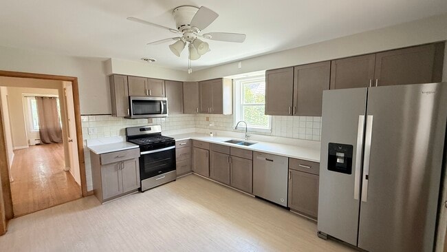 Building Photo - 3030 N Oleander Ave Rental
