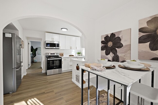 Building Photo - 2 Bedroom 1 Bathroom Charming Greenlake Home!