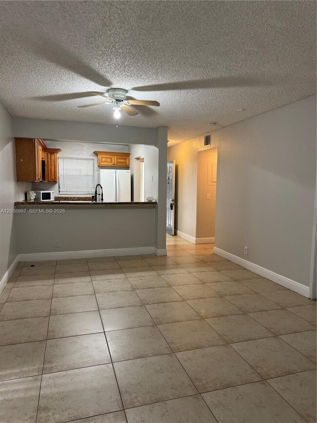 Building Photo - 1465 Lake Crystal Dr Unit A