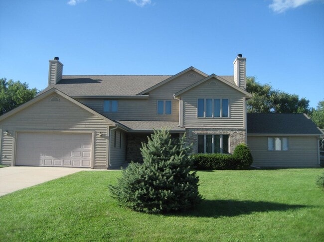 Building Photo - N26W26334 Quail Hollow Rd Unit B