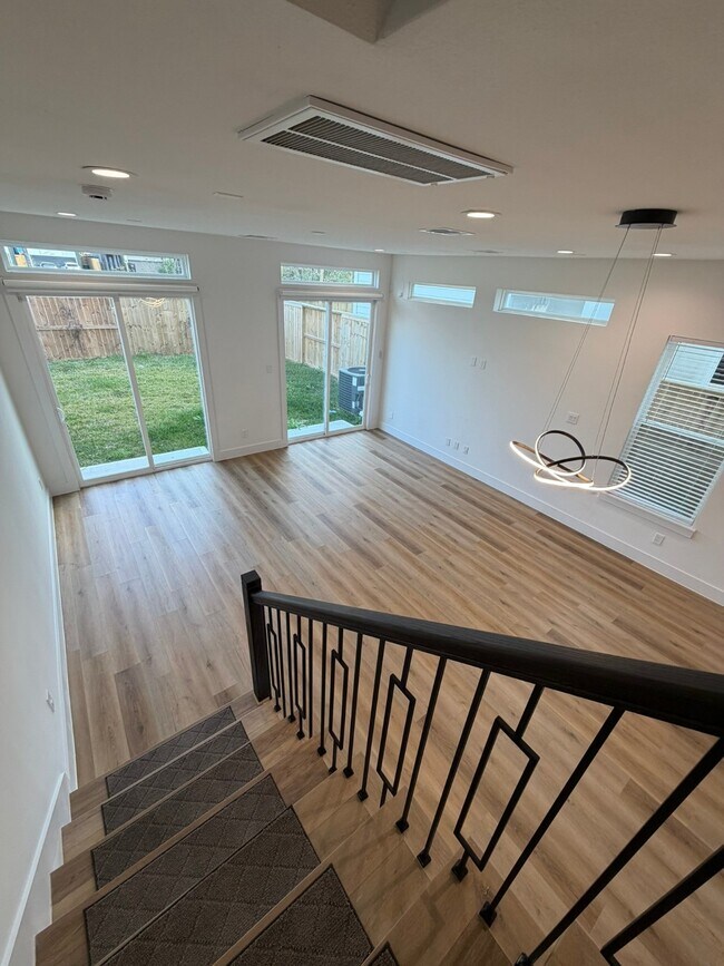 Photo - 6733 Peerless St