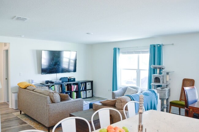 Photo - 5 Bedroom 3 Bath in Avalon Woods in Newberry