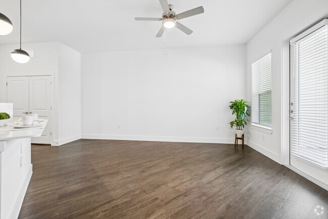 1BR, 1BA - 791SF - Living Room - Boulevard 61
