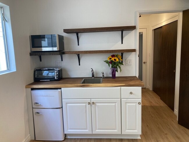 Photo - 292 Rossmore Dr Unidad #B