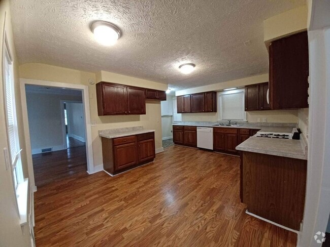Building Photo - Very Large 3 Bedroom House with multiple B...