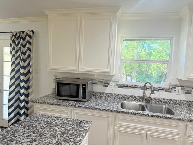 Building Photo - 304 Jill Ave