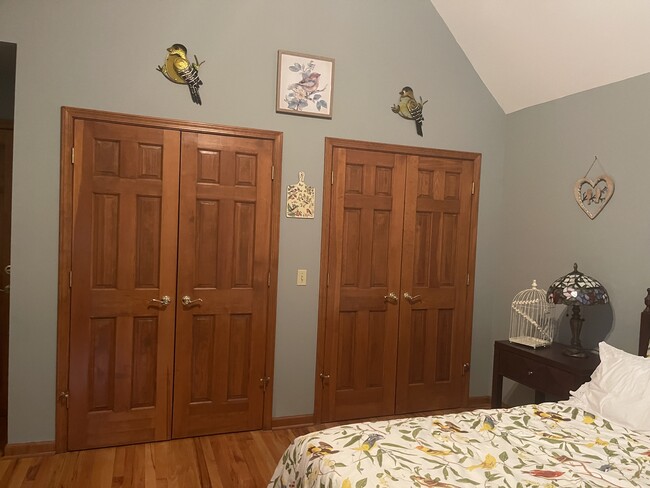 Double closet - 7598 Ashlind Cir