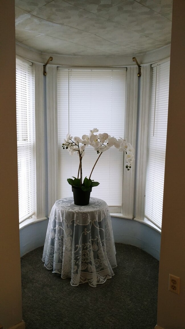 Building Photo - 82 E Main St Unit C