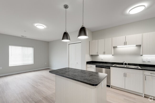 1 BR, 1 BA, 684 SF